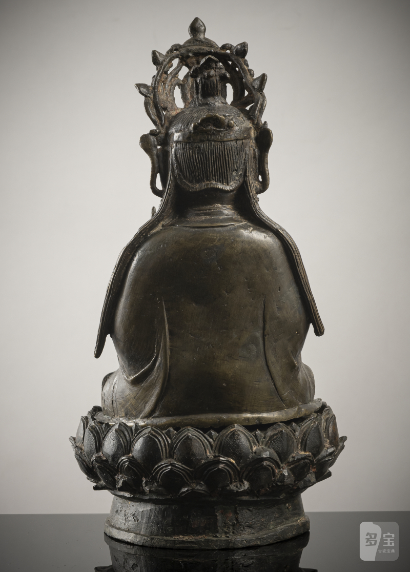 A bronze model of Guanyin on a lotus, holding a sceptre in his hands - 图2